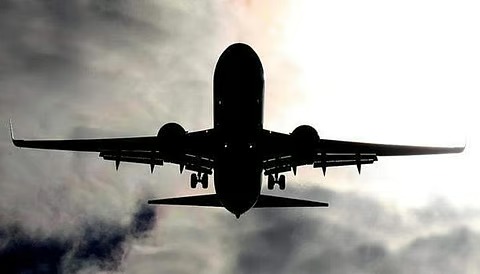 ജെറ്റ് ഇന്ധന വില കുതിക്കുന്നു; ആഭ്യന്തര വിമാന സര്‍വീസുകള്‍ വെട്ടിക്കുറച്ച് എയര്‍ ഇന്ത്യയും ഇന്‍ഡിഗോയും