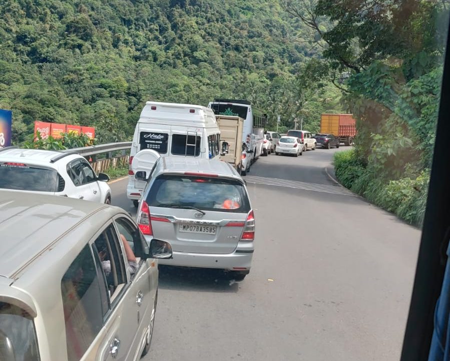 താമരശ്ശേരി ചുരത്തിൽ ഗതാഗതക്കുരുക്ക് രണ്ടാം ദിവസവും അതിരൂക്ഷം; യാത്രാ ദുരിതത്തിലായി രോഗികളും പൊതുജനങ്ങളും