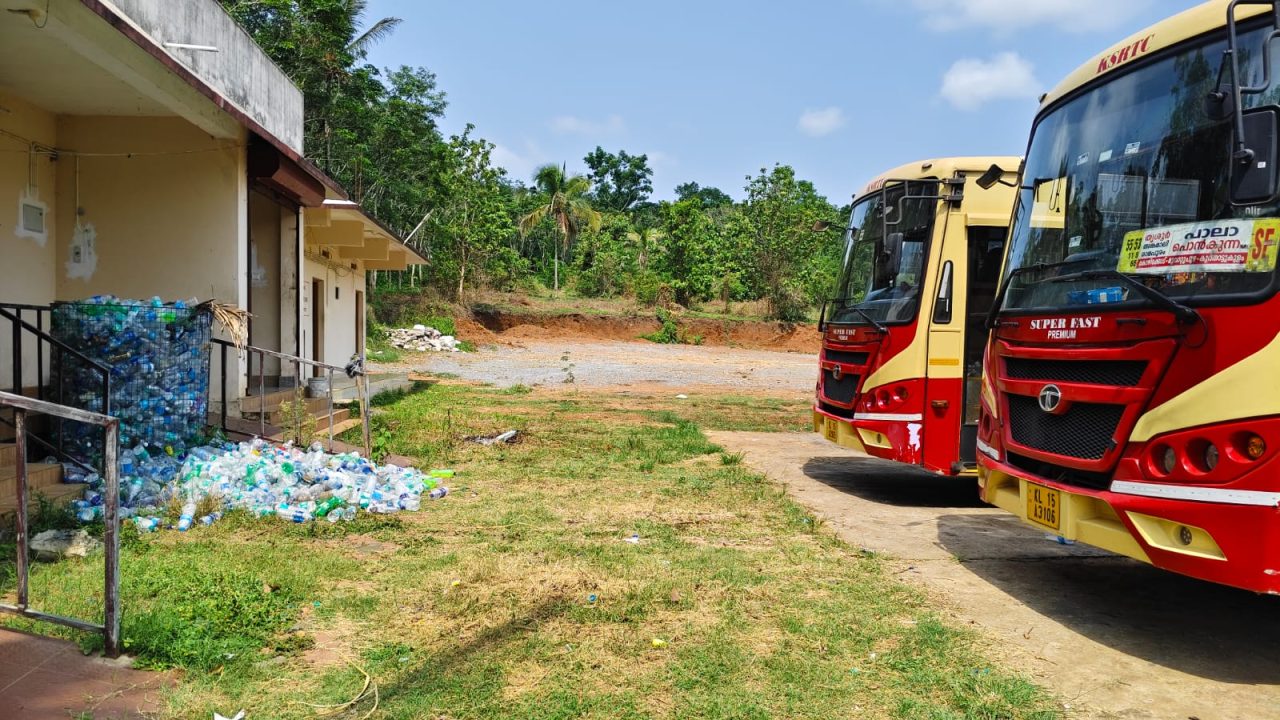 പെരിക്കല്ലൂർ കെഎസ്ആർടിസി യാഡിൽ ഒഴിഞ്ഞ കുപ്പികൾ നിറഞ്ഞ് കവിഞ്ഞ് കിടക്കുന്നതുമൂലവും, ശുചിത്വം ഇല്ലാത്തതിനാലും ജീവനക്കാരുടെ വിശ്രമം ദുരിതമാകുന്നു