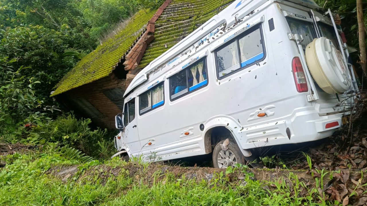 സ്കൂൾ ബസ് മറിഞ്ഞ് ഡ്രൈവർ ഉൾപ്പെടെ നിരവധി പേർക്ക് പരിക്ക്
