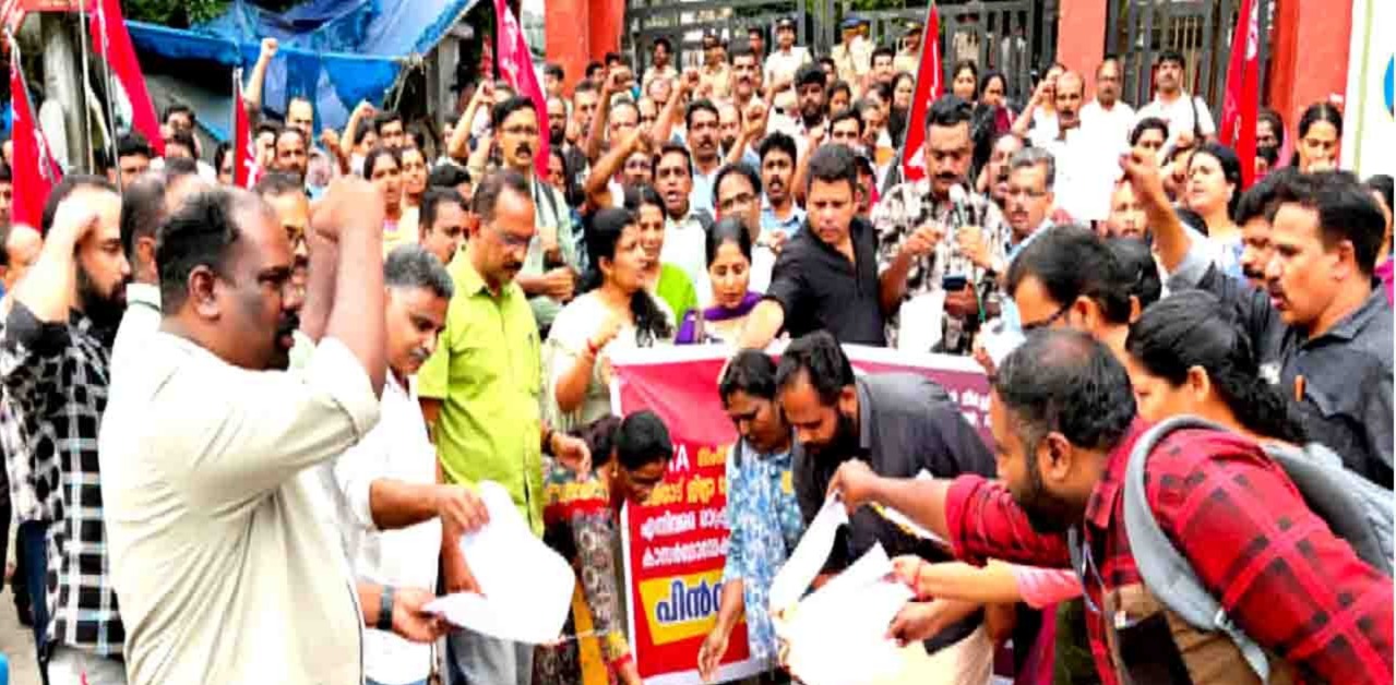 കെ.എസ്.ടി.എ നേതാക്കളുടെ സ്ഥലംമാറ്റം: വയനാട്ടില്‍ ഉത്തരവ് കത്തിച്ച് പ്രതിഷേധ ധര്‍ണ്ണ നടത്തി