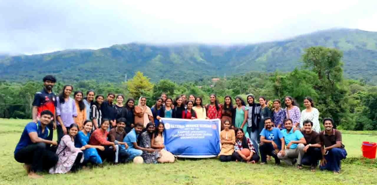 മഴയും മണ്ണും പുഴയും ആസ്വദിച്ച് മഴയാത്ര നടത്തി