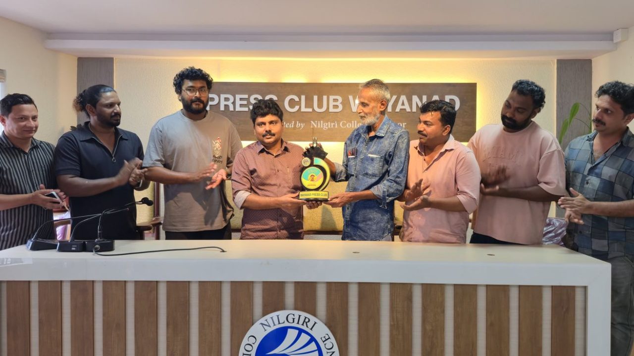 ജില്ലാ ഇന്‍ഫര്‍മേഷന്‍ ഓഫീസര്‍ക്ക് യാത്രയയപ്പ് നല്‍കി