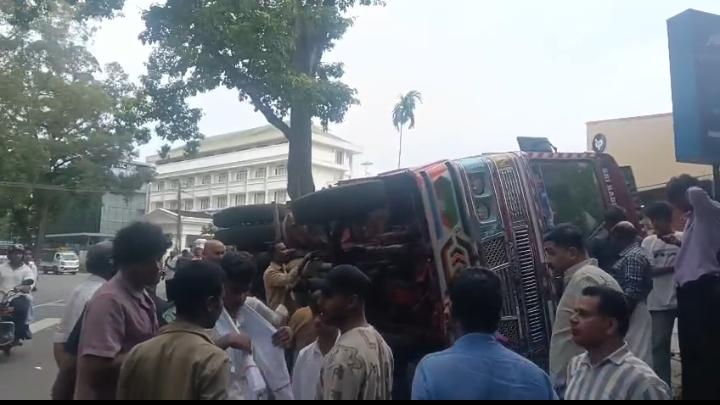 ബീനാച്ചിയിൽ ചരക്കുലോറി മറിഞ്ഞ് ഡ്രൈവർക്ക് പരിക്ക്