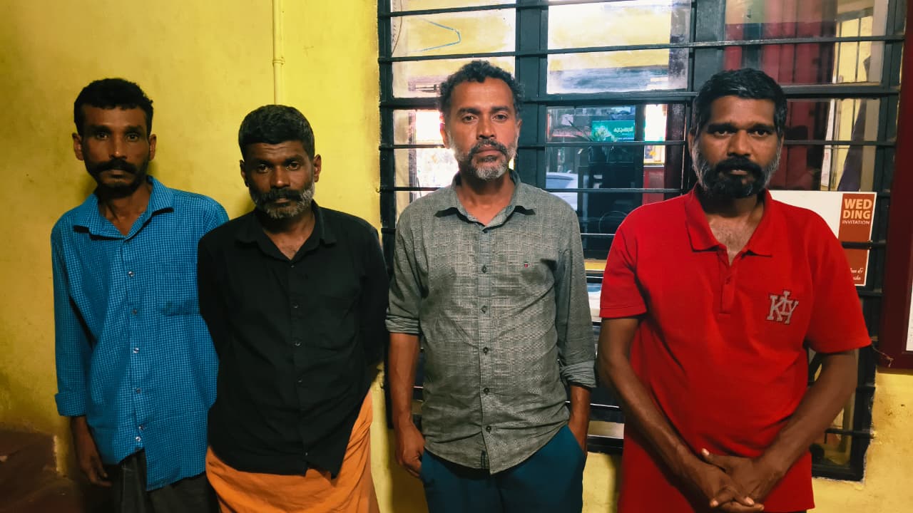 ലക്ഷങ്ങൾ വിലമതിക്കുന്ന വീട്ടിമരം മുറിച്ചു കടത്താൻ ശ്രമിച്ചവർ റിമാൻഡിൽ