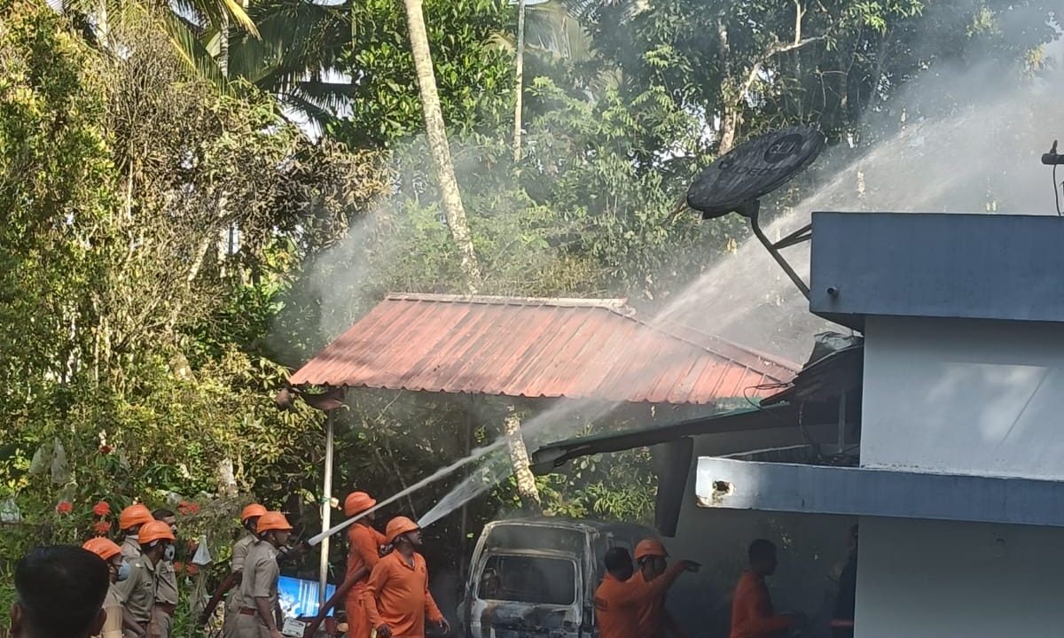 വാഴവറ്റയില്‍ വീടിനും വാഹനങ്ങള്‍ക്കും തീപിടിച്ചു: ഉടമസ്ഥന് പൊള്ളലേറ്റു