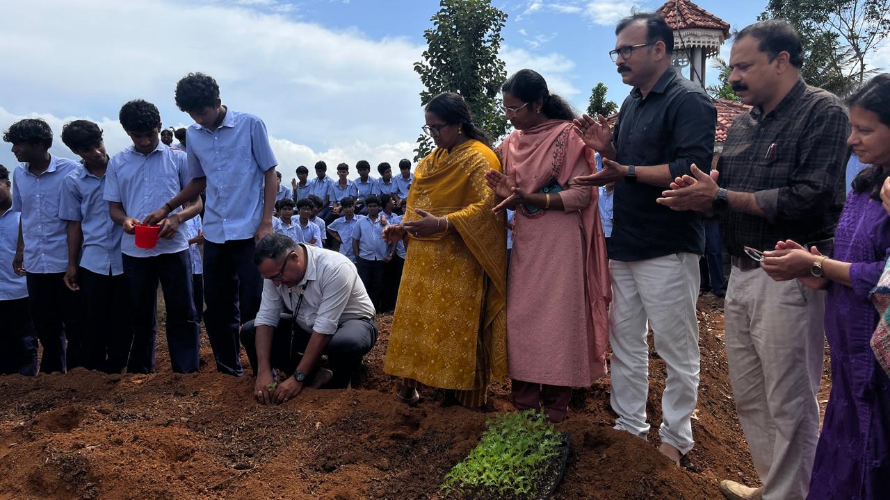 നല്ലൂര്‍നാട് എംആര്‍എസ് സ്‌കൂളില്‍ പൂക്കൃഷിക്ക് തുടക്കമായി