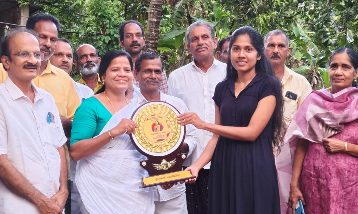 സുവോളജിയിൽ ഡോക്ടറേറ്റ് നേടിയ അഞ്ചു  ബേബിയേ ആദരിച്ചു