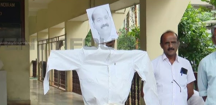 ഡിസിസി ഓഫീസിനകത്ത് ഡിസിസി പ്രസിഡന്റിന്റെ കോലം കത്തിച്ചു; തൃശൂർ ഡിസിസിയിൽ അസാധാരണ പ്രതിഷേധം