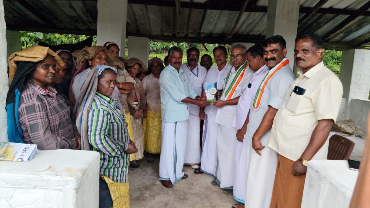 ദീർഘകാലത്തെ സർവീസിന് ശേഷം വിരമിക്കുന്ന കെ ബാലന് മലബാർ എസ്റ്റേറ്റ് വർക്കേഴ്സ് യൂണിയൻ ഐഎൻടിയുസി യാത്രയയപ്പ് നൽകി