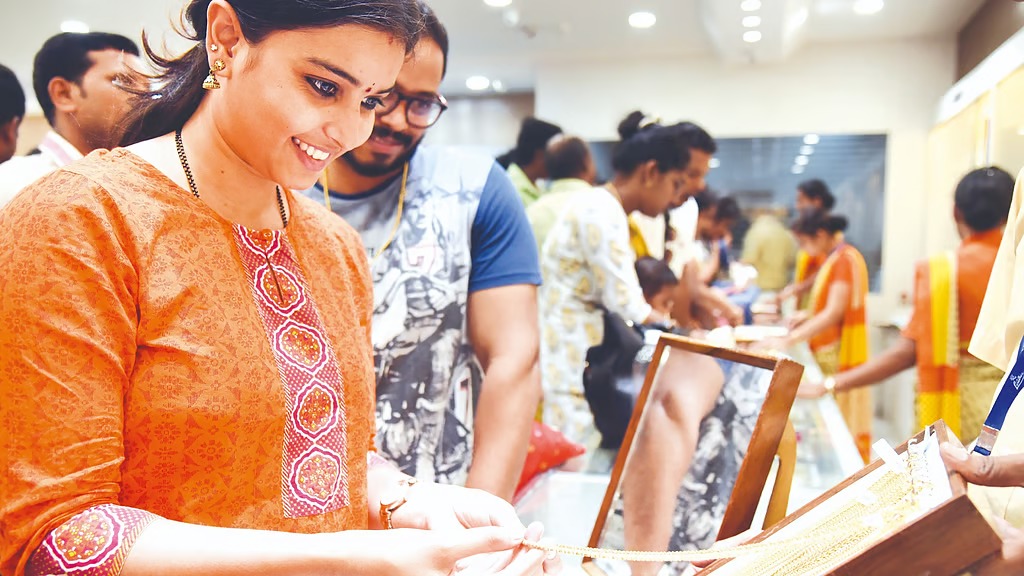 സ്വര്‍ണവില വീണ്ടും കുറഞ്ഞു; 1,07,000ന് മുകളില്‍ തന്നെ