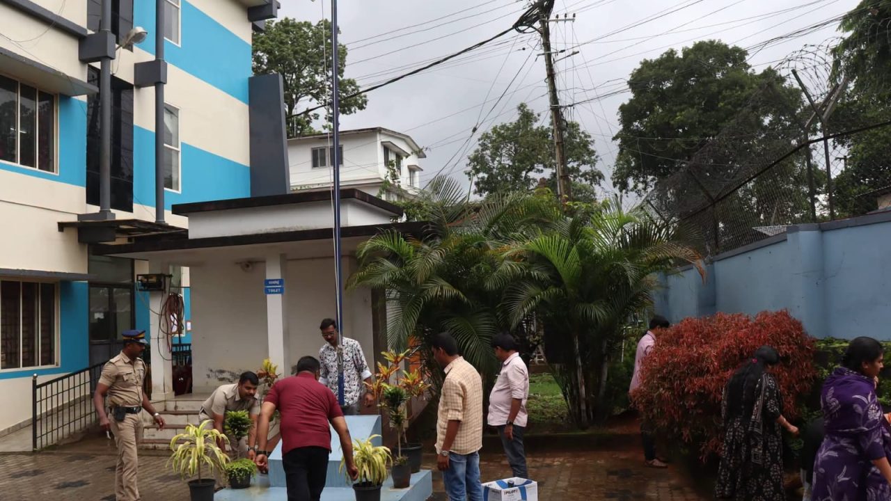 പോലീസ് സ്റ്റേഷനുകളും ഓഫീസുകളും ശുചീകരിച്ചു