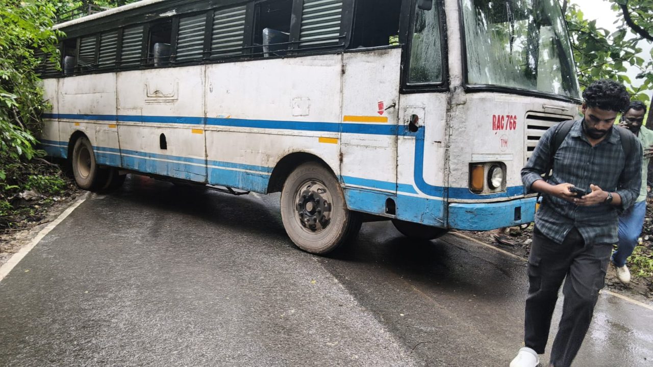 കുറ്റ്യാടി ചുരത്തിലും താമരശേരി ചുരത്തിലും ഗതാഗത തടസ്സം