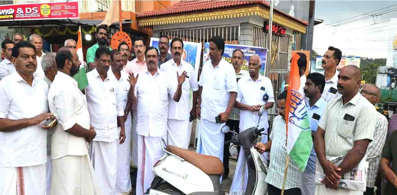 കോണ്‍ഗ്രസ് പ്രവര്‍ത്തകര്‍ ആഹ്ലാദ പ്രകടനം നടത്തി