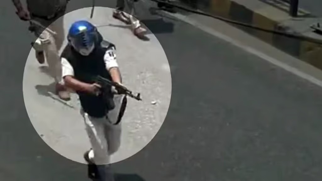 വിദ്യാര്‍ഥികളെ എകെ-47 ഉപയോഗിച്ച് വെടിവെച്ചു, വിഡിയോ പുറത്ത്; പൊലീസുകാരന് സസ്‌പെന്‍ഷന്‍