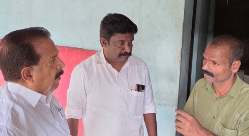 ‘എല്ലാ സഹായങ്ങളും വാഗ്ദാനം ചെയ്തു’; ഹരിപ്പാട് ശീതളപാനീയ കട ഇടിച്ചു നിരത്തിയ സംഭവം; അശോകന്റെ വീട്ടിലെത്തി രമേശ് ചെന്നിത്തല