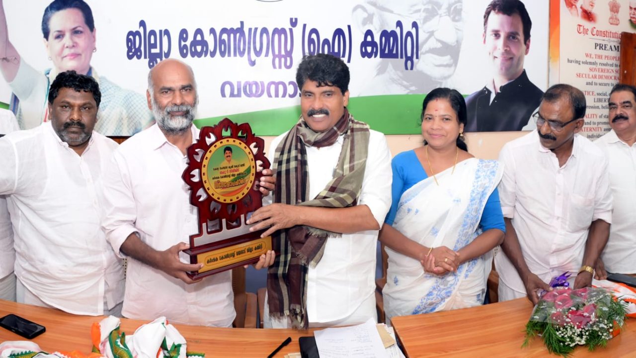 വയനാടിന്റെ ജനപ്രതിനിധികളെ കർഷക കോൺഗ്രസ് വയനാട് ജില്ലാ കമ്മിറ്റി ആദരിച്ചു