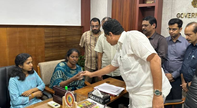 LPST റാങ്ക് ഹോൾഡേഴ്സ് സമരം പിൻവലിച്ചു: എസ് വളർമതി നിരാഹാര സമരം അവസാനിപ്പിച്ചു