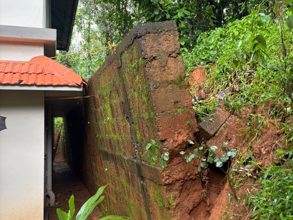കനത്ത മഴയിൽ വീടിന്റെ പുറകു വശത്തെ കൂറ്റൻ മതിൽ വീടിലേക്ക് ഇടിഞ്ഞു