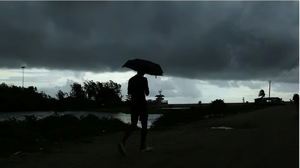 സംസ്ഥാനത്ത് അതിശക്തമഴ തുടരും, 7 ജില്ലകളില്‍ ഓറഞ്ച് അലര്‍ട്ട്; മത്സ്യബന്ധനത്തിന് വിലക്ക്