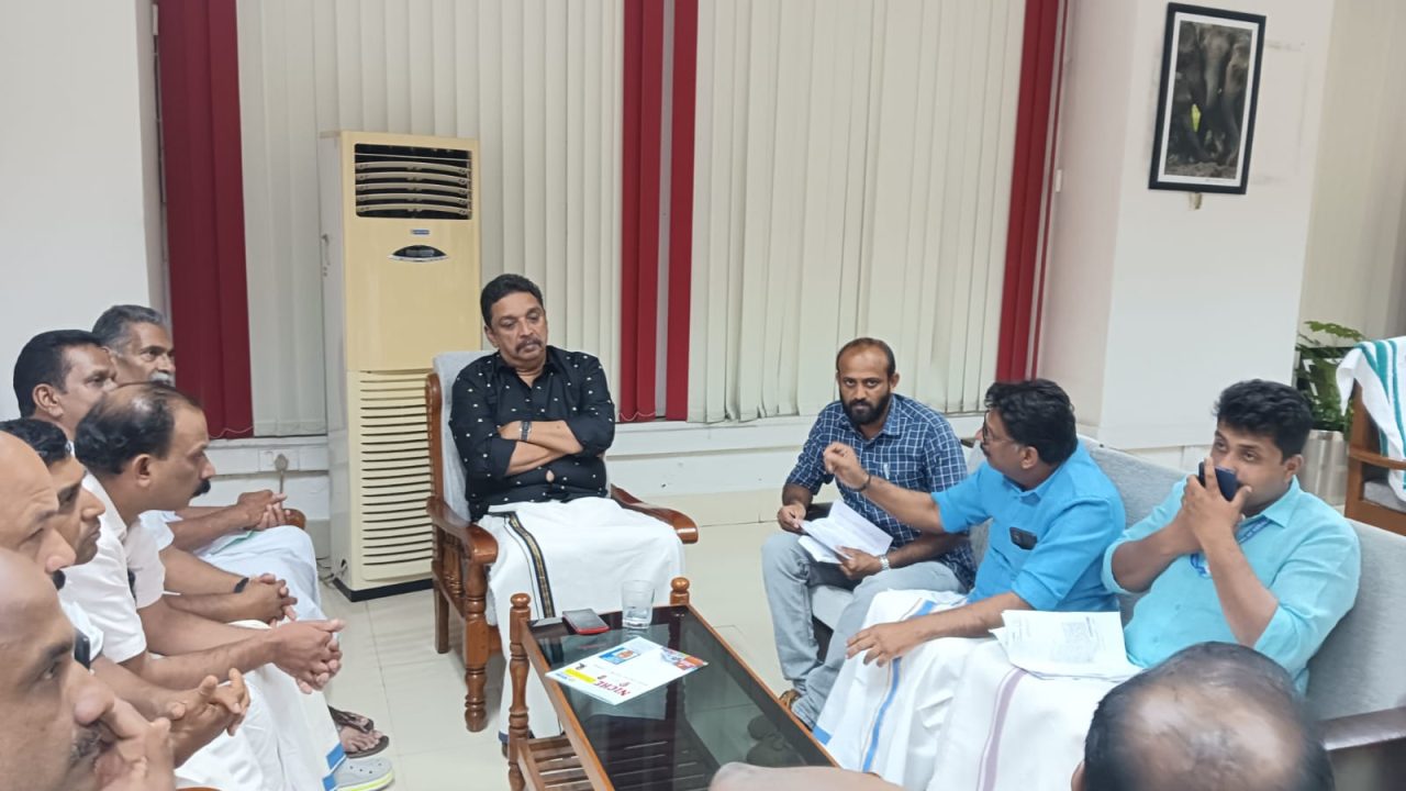 വാകേരി മേഖലയിലെ വന്യമൃഗ ശല്യം: മന്ത്രി ഷിബു ബേബി ജോണിന് നിവേദനം നൽകി