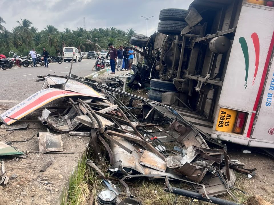 കോഴിക്കോട്-ബെംഗളൂരു KSRTC ബസ് നിയന്ത്രണം വിട്ട് തലകീഴായി മറിഞ്ഞു; ഡ്രൈവർക്കും കണ്ടക്ടർക്കും ദാരുണാന്ത്യം