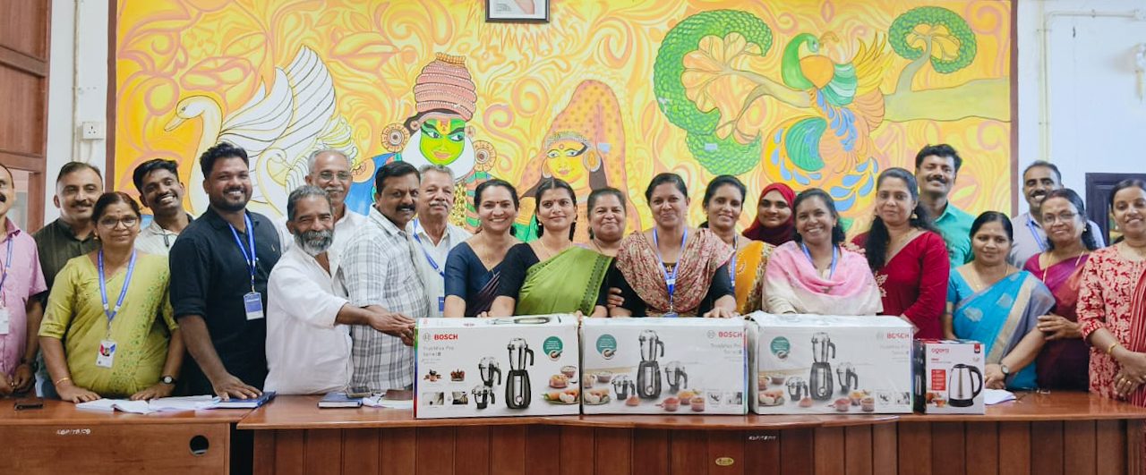 ക്യാമ്പുകൾ പ്രവർത്തിക്കുന്ന സ്കൂളുകൾക്ക് മിക്സി വിതരണം ചെയ്ത് കോട്ടത്തറ ഗ്രാമപഞ്ചായത്ത്