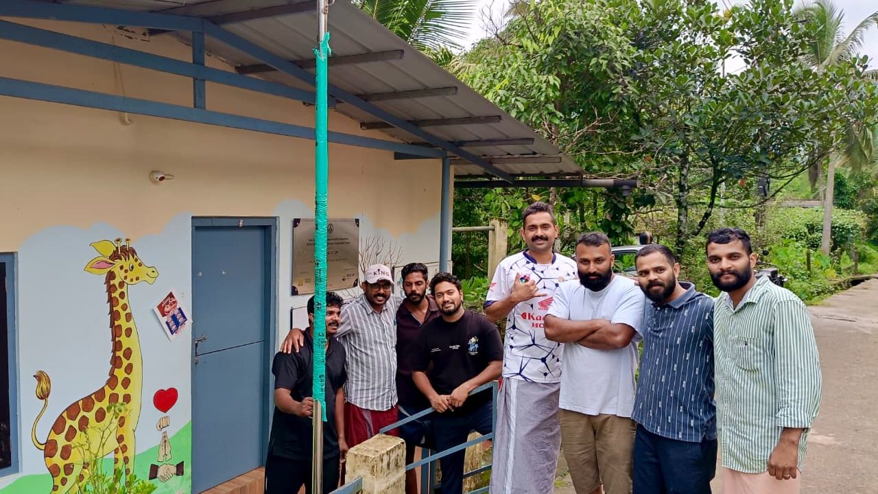 അങ്കണവാടിക്ക് കൊടിമരം സംഭാവന ചെയ്ത് യുവാക്കൾ മാതൃകയായി