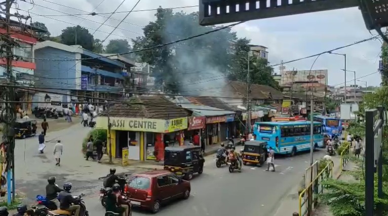 കൽപ്പറ്റ നഗരത്തിൽ പൂട്ടിക്കിടന്ന ഹോട്ടലിൽ തീപിടുത്തം; ആളപായമില്ല, തീയണച്ച് അഗ്നിരക്ഷാ സേന