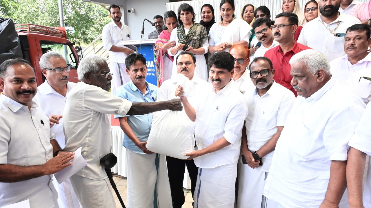 എം എല്‍ എ കെയര്‍ പദ്ധതിയില്‍ ഭക്ഷ്യകിറ്റുകള്‍ വിതരണം ചെയ്തു