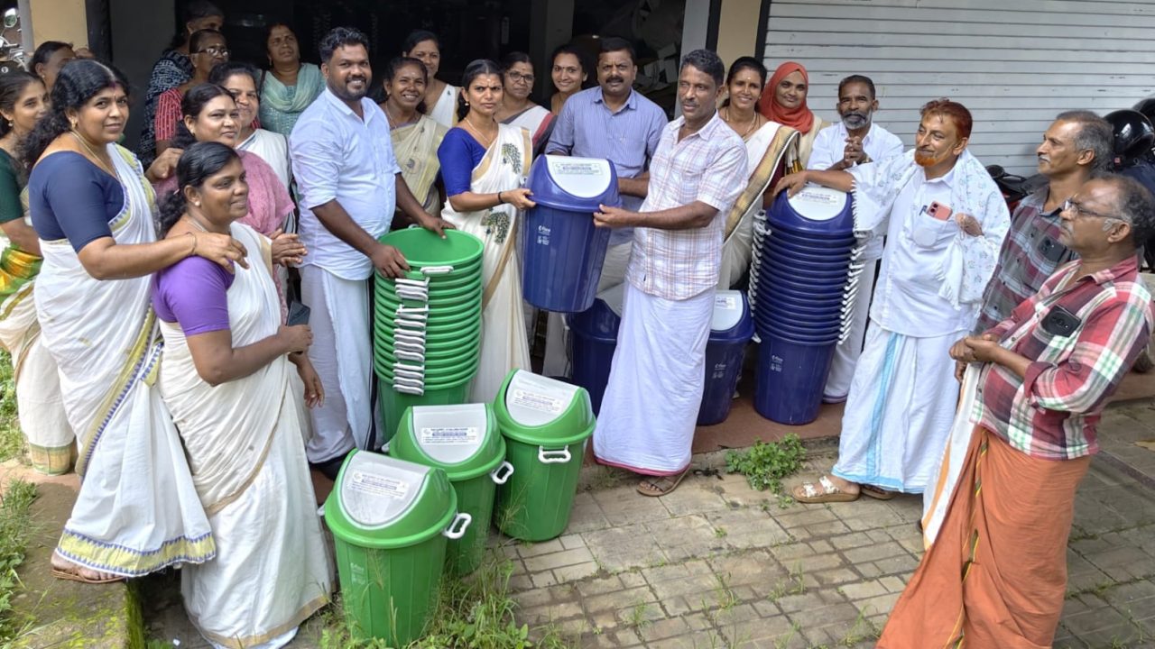വേസ്റ്റ് ബിന്നുകൾ വിതരണം ചെയ്തു