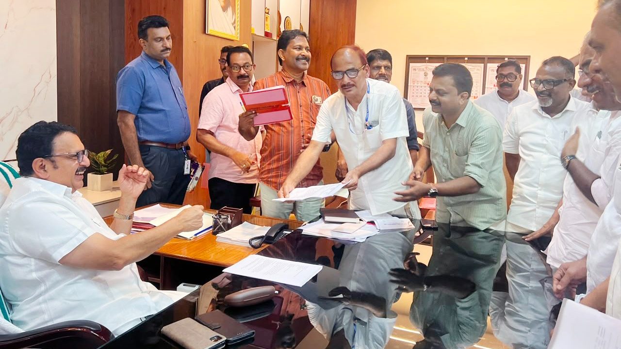 മടക്കിമല മെഡിക്കൽ കോളേജ് ആക്ഷൻ കമ്മിറ്റി മുഖ്യമന്ത്രിക്ക് നിവേദനം നൽകി