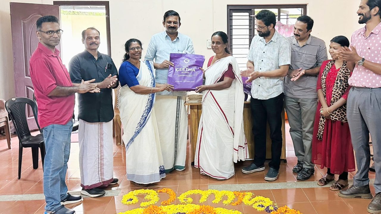 ഹരിത കർമസേനാംഗങ്ങൾക്ക് ഓണക്കോടിയും ബോണസും വിതരണം ചെയ്തു