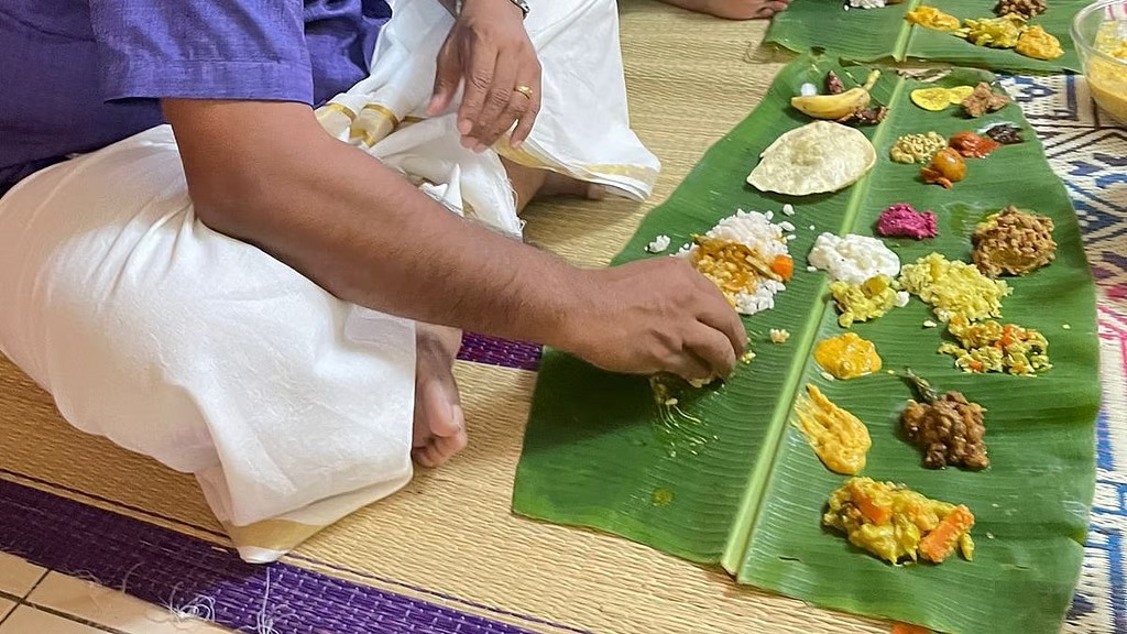 ആറന്മുള വള്ളസദ്യക്ക് പാസ് നല്‍കാമെന്ന് വാഗ്ദാനം; പണമയച്ച് ക്ഷേത്രത്തിലെത്തിയാല്‍ ഫോണില്‍ കിട്ടില്ല, ക്ഷേത്ര ജീവനക്കാരനെന്ന വ്യാജേന തട്ടിപ്പ്