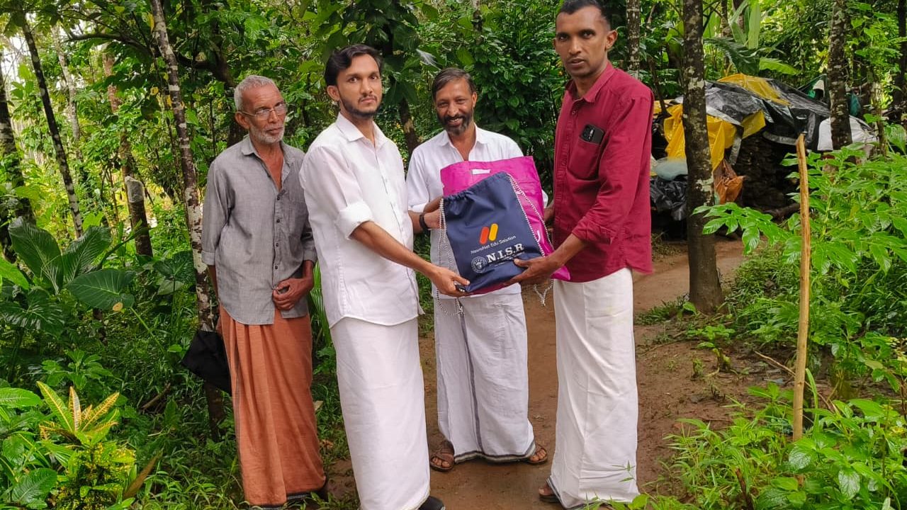 ഓണത്തോടനുബന്ധിച്ച്എൻ.ഐ.എസ്.ആർ പുതുവസ്ത്ര വിതരണം നടത്തി