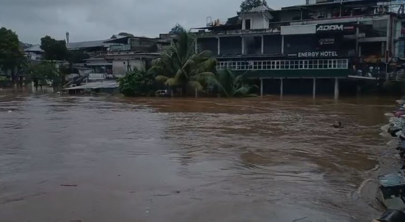 ദുരതിപ്പെയ്ത്ത്: മധ്യകേരളത്തില്‍ കനത്ത മഴ; മൂന്ന് ജില്ലകളിലെ വിവിധ പ്രദേശങ്ങളില്‍ ഉരുള്‍പൊട്ടല്‍; റോഡുകള്‍ പലതും വെള്ളത്തിലായി