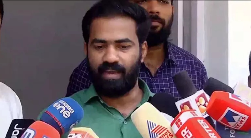 മിസാ നാടകത്തിന്റെ രംഗങ്ങൾ വെട്ടി പ്രചരിപ്പിച്ച സംഭവം, നിയമനടപടിക്ക് DYFI; സ്നേഹലത റെഡിയുടെ ജീവിതമാണ് വരച്ചുകാട്ടുന്നതെന്ന് വി കെ സനോജ്