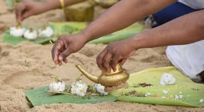 പിതൃസ്മരണയില്‍…; ഇന്ന് കര്‍ക്കടകവാവ്; ആലുവ മണപ്പുറത്ത് ബലി തര്‍പ്പണ ചടങ്ങുകള്‍ തുടങ്ങി