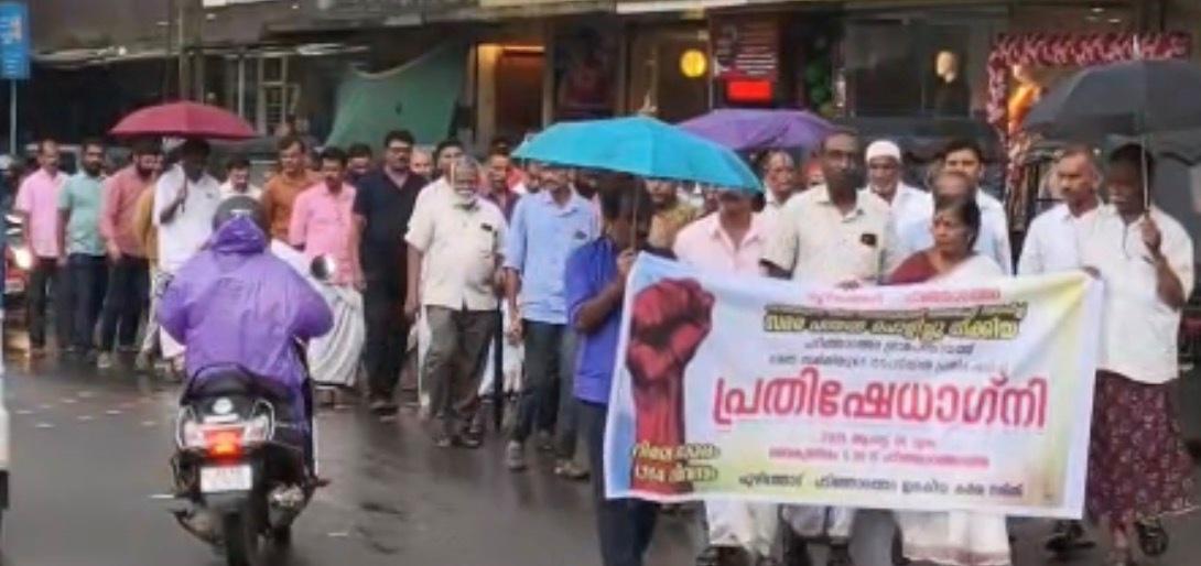 സമരപ്പന്തല്‍ പൊളിച്ചതില്‍ പ്രതിഷേധിച്ച് പ്രകടനവും പൊതുസമ്മേളനവും നടത്തി