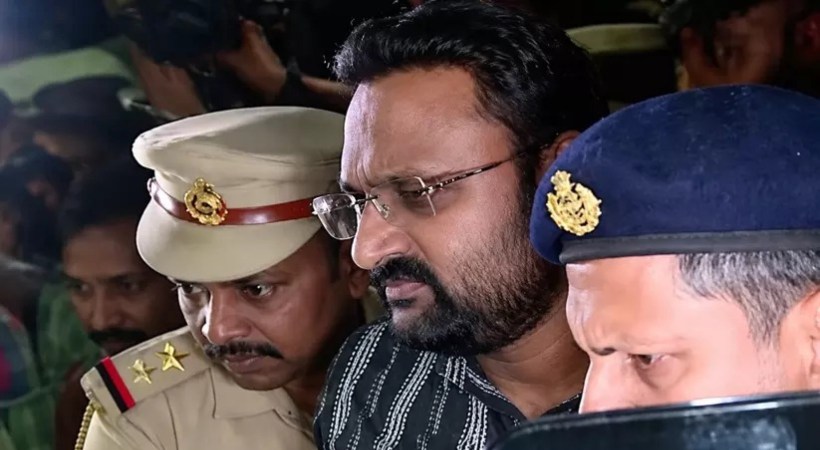 വീട്ടിൽ നിന്ന് അനധികൃത മദ്യം കണ്ടെത്തിയ കേസ്: ആന്റോ അഗസ്റ്റിനെ എക്സൈസ് കസ്റ്റഡിയിൽ വിട്ടു