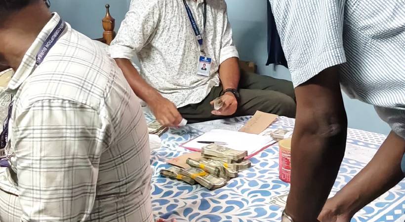 GST ജോയിന്റ് കമ്മീഷണറുടെ വീട്ടിലും ഓഫീസിലും വിജിലൻസ് റെയ്ഡ്; കണക്കിൽപ്പെടാത്ത 14 ലക്ഷം രൂപ പിടിച്ചെടുത്തു