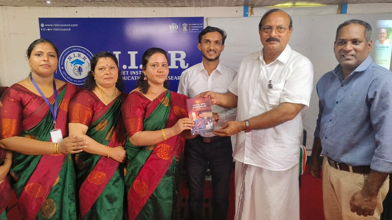 ‘ധൈര്യപൂർവ്വം വേദിയിലേക്ക്’അഡ്വ. ജുനൈദ് കൈപ്പാണിയുടെ പുസ്തകം പ്രകാശനം ചെയ്തു