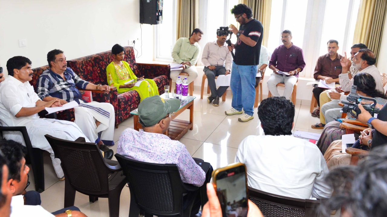 കാഞ്ഞിരത്തിനാല്‍ ഭൂമി പ്രശ്‌നം:നിയമപരമായ പരിഹാരത്തിന് റിട്ട. ജഡ്ജിയെ നിയോഗിക്കും: മന്ത്രി ഷിബു ബേബി ജോണ്‍