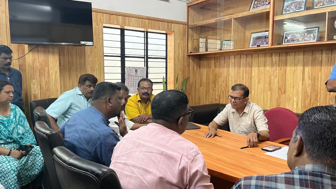 കൽപ്പറ്റ ജനറൽ ആശുപത്രി സൂപ്രണ്ടിനെ ഉപരോധിച്ചു