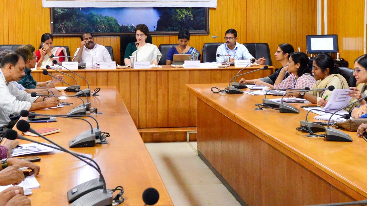 വയനാട്ടിൽ ആരോഗ്യ രംഗത്തെ പ്രവർത്തനങ്ങൾ അവലോകനം ചെയ്ത് എം.പി പ്രിയങ്ക ഗാന്ധി