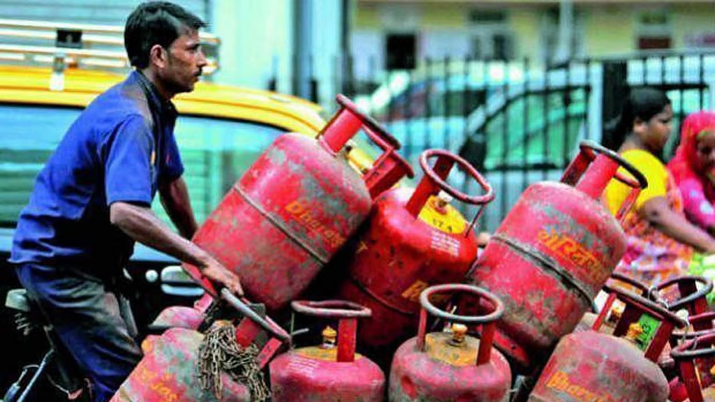 പുതിയ ഗാര്‍ഹിക പാചകവാതക കണക്ഷന്‍; ഗ്യാസ് സിലിണ്ടറിന്റെ വലുപ്പം കുറച്ചു, നിരക്ക് കൂട്ടി