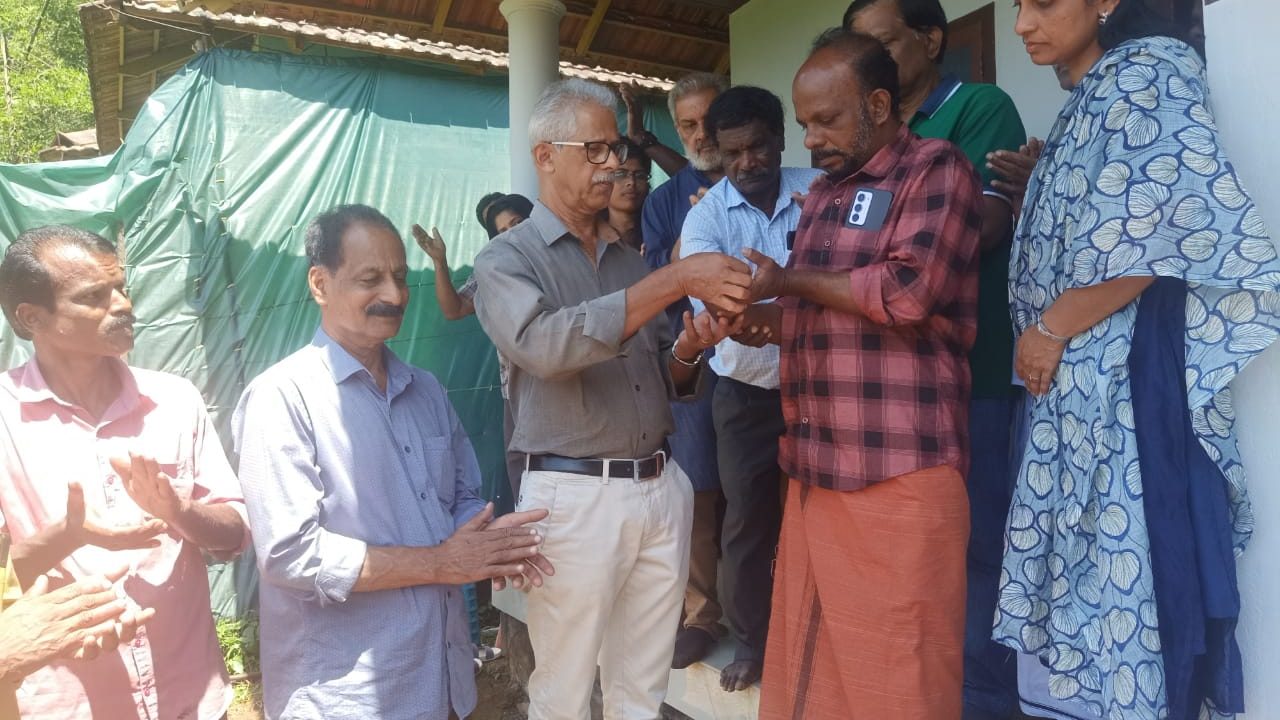 സ്പന്ദനം ഭവനം താക്കോൽ കൈമാറി