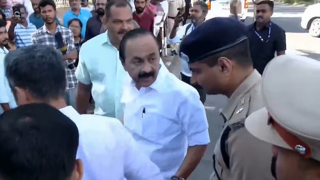 ‘കൂടുതല്‍ സുരക്ഷ വേണ്ട’; അകമ്പടി വാഹനം കൂട്ടിയതില്‍ ഡിസിപിയെ ശാസിച്ച് മുഖ്യമന്ത്രി