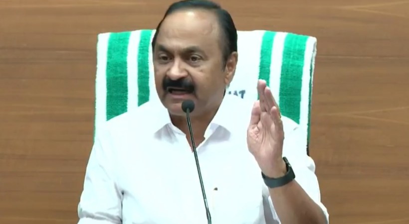 വിമാന യാത്രയ്ക്ക് പണം നല്‍കിയ ആളെ വിവാദത്തിലേക്ക് വലിച്ചിഴയ്ക്കാന്‍ ഞാനില്ല,പകരമായി എന്തെങ്കിലും സര്‍ക്കാരില്‍ നിന്ന് കൈപ്പറ്റാന്‍ അവര്‍ ക്യൂ നില്‍ക്കില്ല: മുഖ്യമന്ത്രി