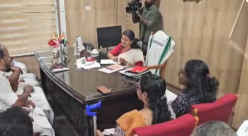 108 ആംബുലന്‍സ് ജീവനക്കാര്‍ പ്രഖ്യാപിച്ച അനിശ്ചിത കാല സമരം പിന്‍വലിച്ചു; മന്ത്രി ബിന്ദു കൃഷ്ണയുമായി നടത്തിയ ചര്‍ച്ചയില്‍ തീരുമാനം